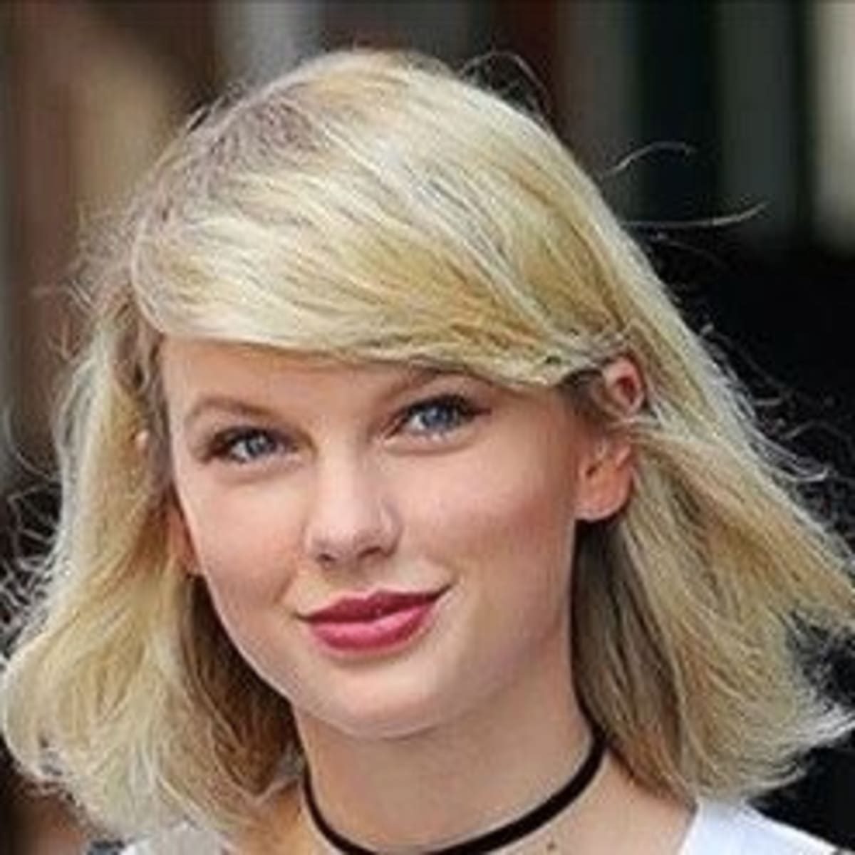 Fans Notice Something Different About Taylor Swift Did She Get Massive Breast Implants Photos Opposing Views