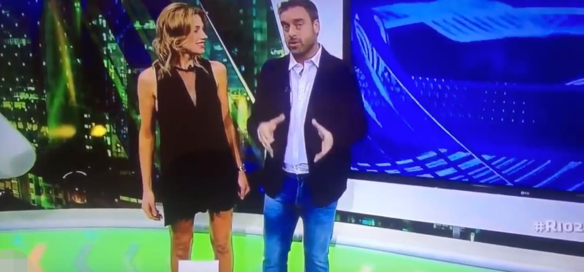 Fox Sports Presenter Has Embarrassing Wardrobe Malfunction On Live TV ...