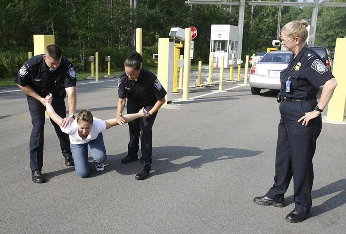 Police Woman Assaults Officer During Traffic Stop Video Opposing Views