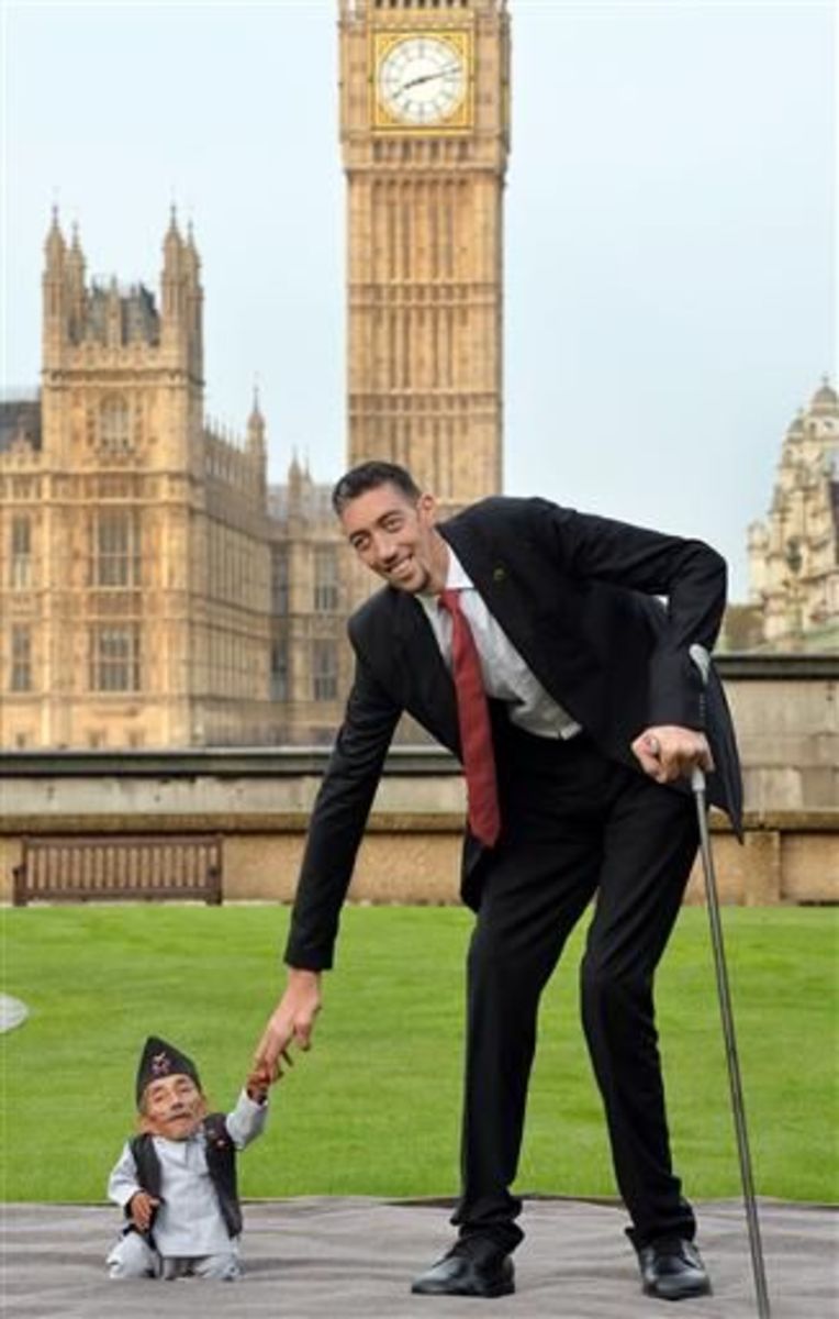 World's Tallest Man Meets World's Shortest (Video) - Opposing Views