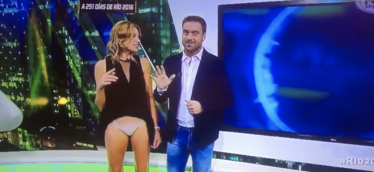 Fox Sports Presenter Has Embarrassing Wardrobe Malfunction On Live