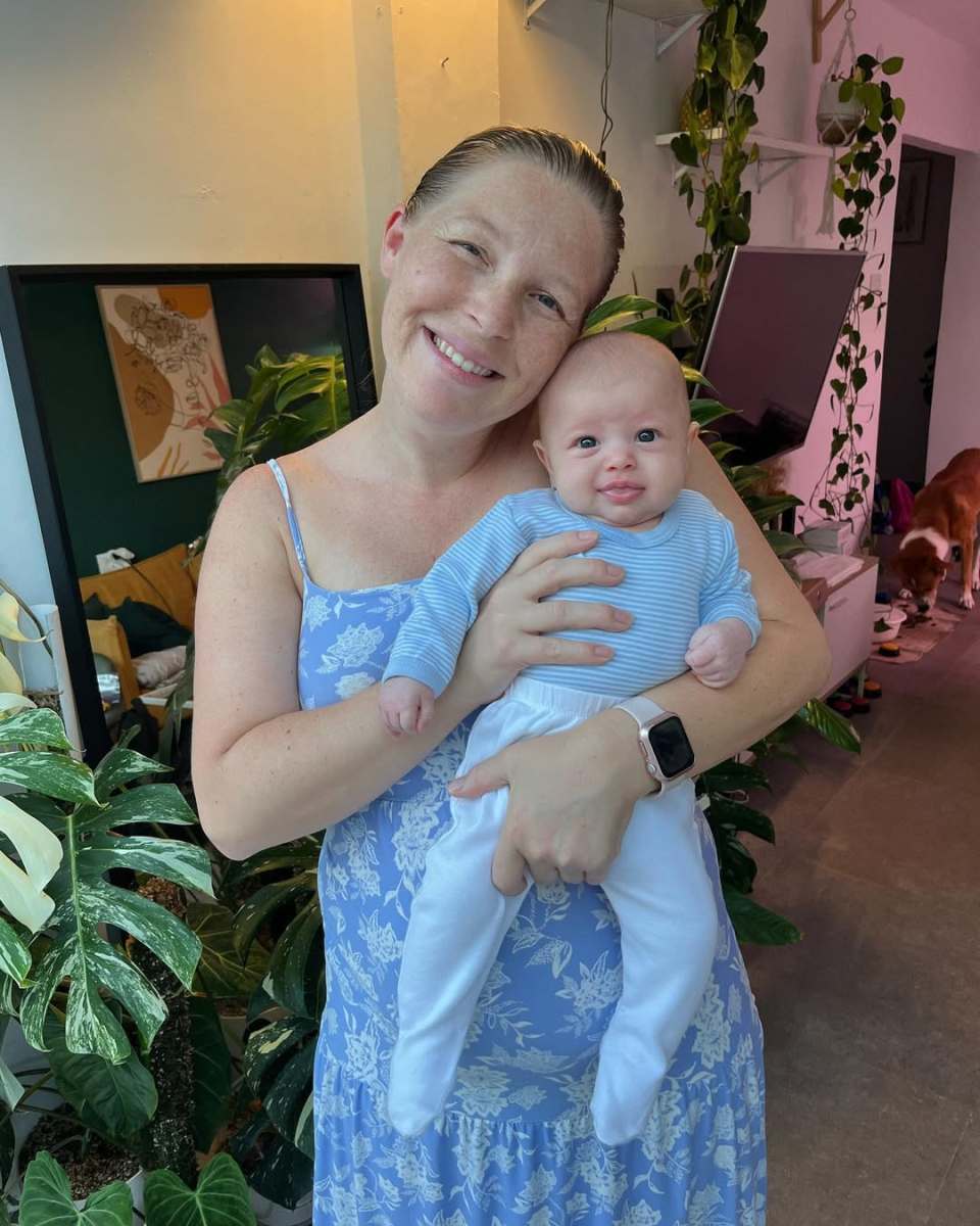 Samantha holding her newborn daughter Nyilah Daise Tzabari, Photo Credit: samantha_elizabeth/Instagram