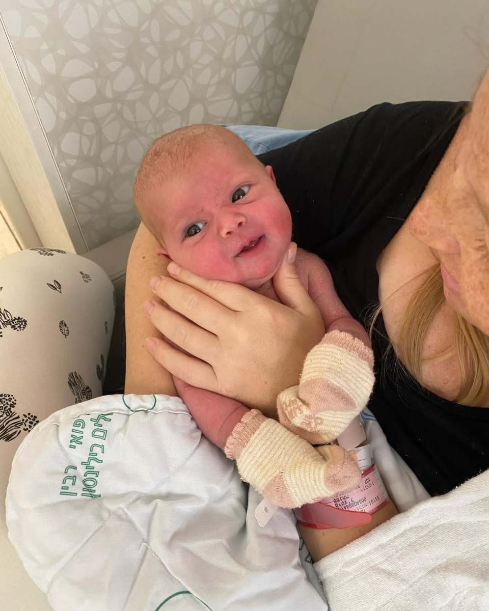 Newborn Nyilah Daise Tzabari being held by her mother, Photo Credit: samantha_elizabeth/Instagram