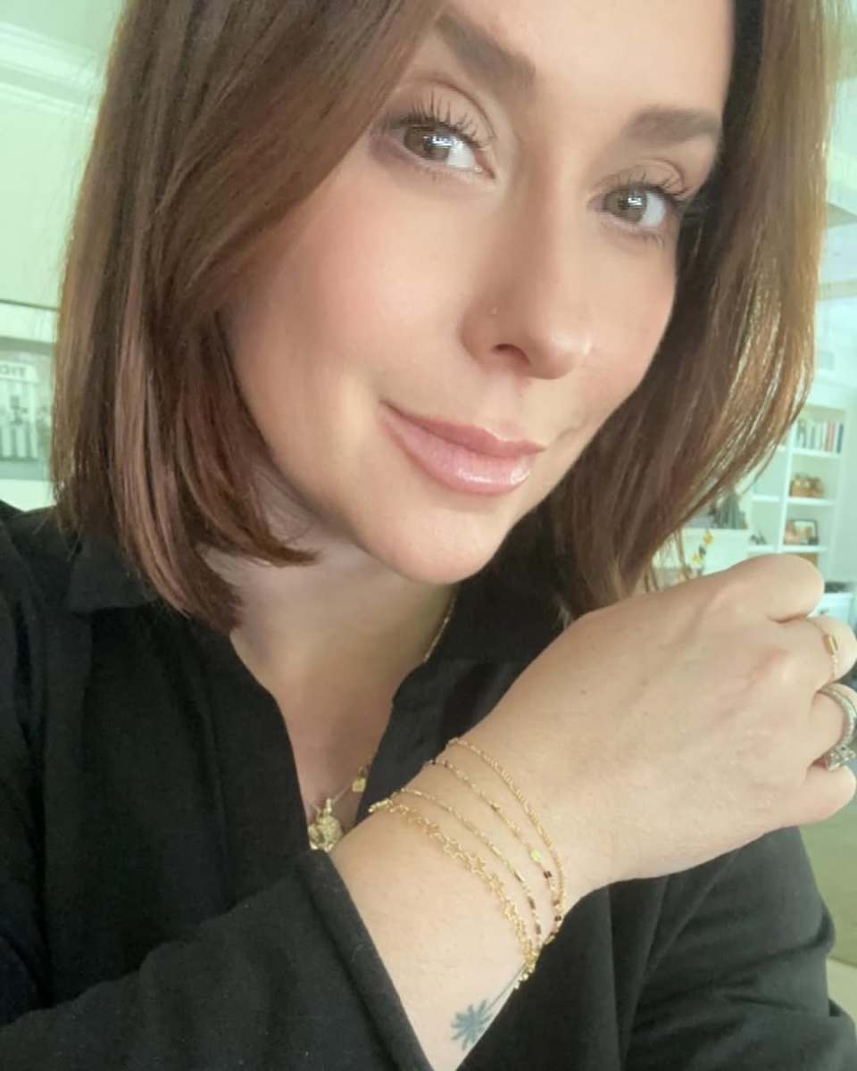 Jennifer Love Hewitt sporting shorter hair and wearing bracelets, Photo Credit: jenniferlovehewitt/Instagram