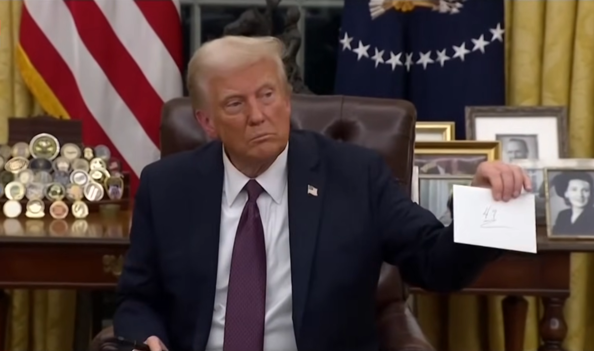 President Donald Trump holding up the letter that former President Joe Biden left for him, Photo Credit: Sky News Australia/Youtube