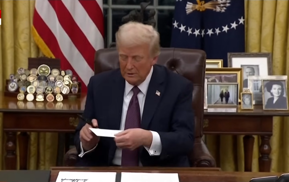 President Donald Trump holding up the letter that former President Joe Biden left for him, Photo Credit: Sky News Australia/Youtube